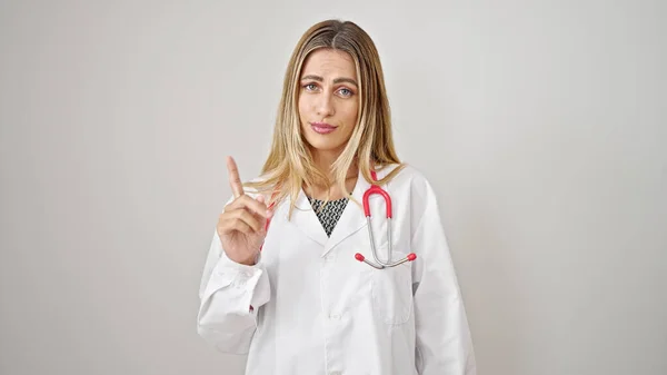 Νεαρή Ξανθιά Γυναίκα Γιατρός Στέκεται Σοβαρή Έκφραση Λέγοντας Όχι Δάχτυλο — Φωτογραφία Αρχείου