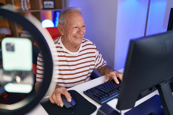 Streamer Hombre Pelo Gris Mediana Edad Jugando Videojuegos Con Computadora —  Fotos de Stock