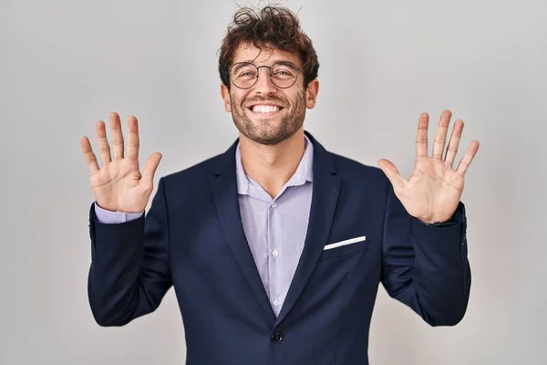 Hispanischer Geschäftsmann Mit Brille Zeigt Mit Finger Nummer Zehn Nach — Stockfoto