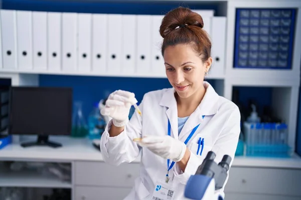 Young Woman Scientist Pouring Liquid Sample Laboratory — Stock Photo, Image