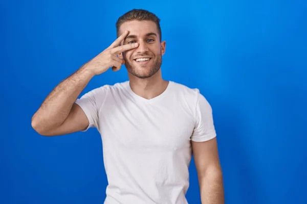 Jeune Homme Caucasien Debout Sur Fond Bleu Faisant Symbole Paix — Photo