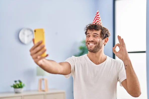 Joven Hispano Usando Sombrero Cumpleaños Haciendo Videollamada Con Teléfono Inteligente — Foto de Stock