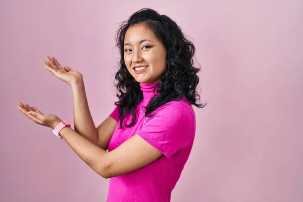 Jonge Aziatische Vrouw Staan Roze Achtergrond Uitnodigen Gaan Glimlachen Natuurlijk — Stockfoto