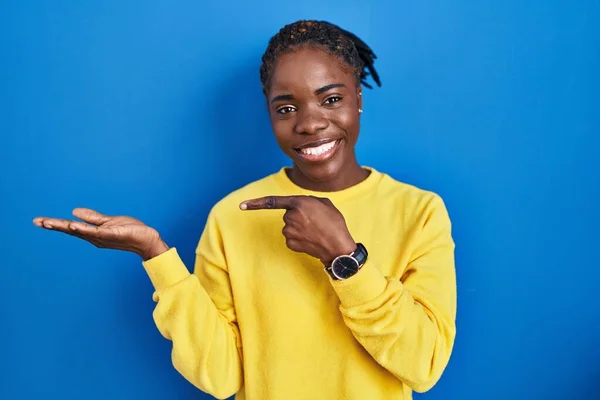 Beautiful Black Woman Standing Blue Background Amazed Smiling Camera While — Zdjęcie stockowe