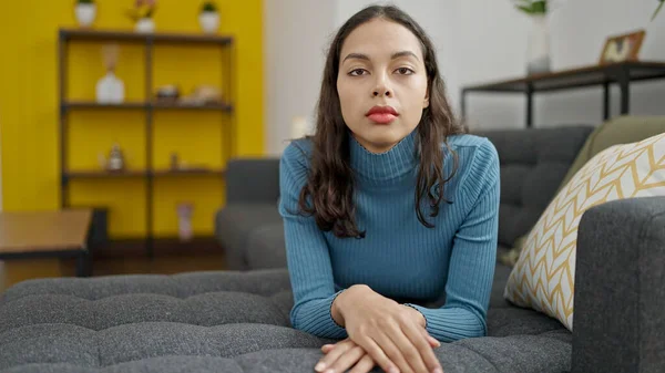 Ung Vacker Latinamerikansk Kvinna Liggande Soffan Med Allvarligt Ansikte Hemma — Stockfoto