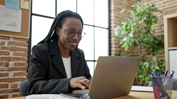 African American Woman Business Worker Using Laptop Working Office — Fotografie, imagine de stoc