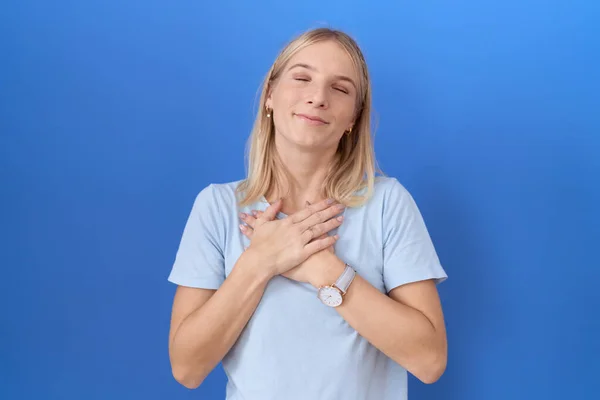 Jonge Blanke Vrouw Draagt Casual Blauw Shirt Glimlachend Met Handen — Stockfoto
