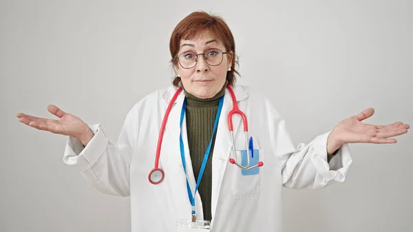 熟女ヒスパニック女性医師立っていますClueless上の隔離された白い背景 — ストック写真