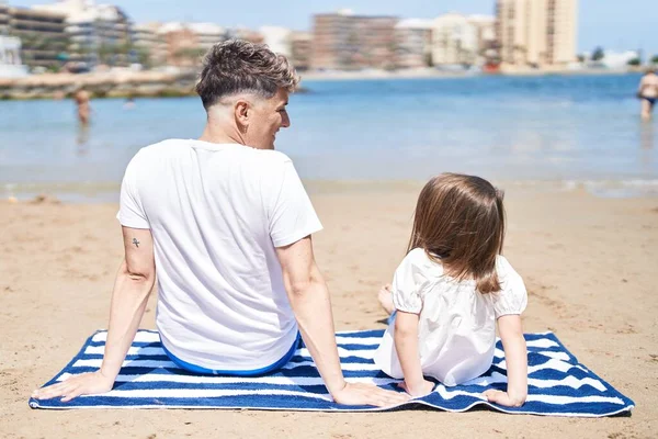 Father Daughter Sitting Sand Together Beach — Foto Stock