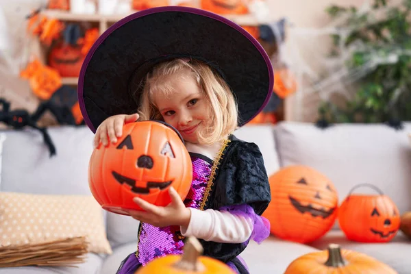 Schattig Blond Meisje Dragen Heks Kostuum Hebben Halloween Feest Thuis — Stockfoto