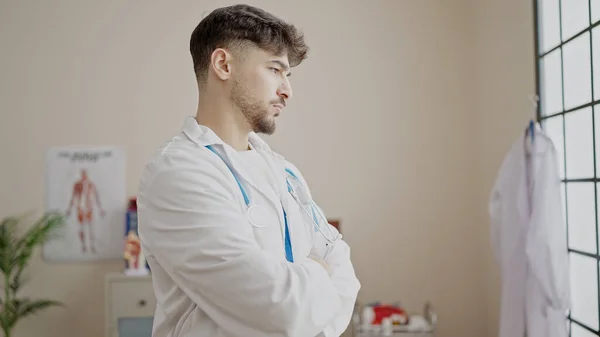 Junger Arabischer Arzt Mit Verschränkten Armen Und Entspanntem Gesichtsausdruck Klinik — Stockfoto