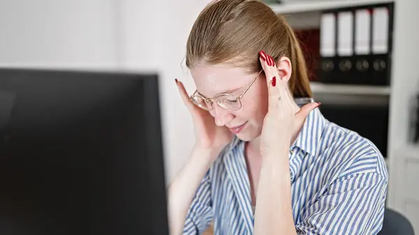 Junge Blonde Geschäftsfrau Gestresst Mit Computer Büro — Stockfoto