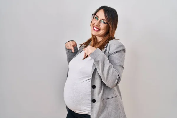 Těhotná Obchodní Žena Stojící Nad Bílým Pozadím Vypadá Sebevědomě Úsměvem — Stock fotografie