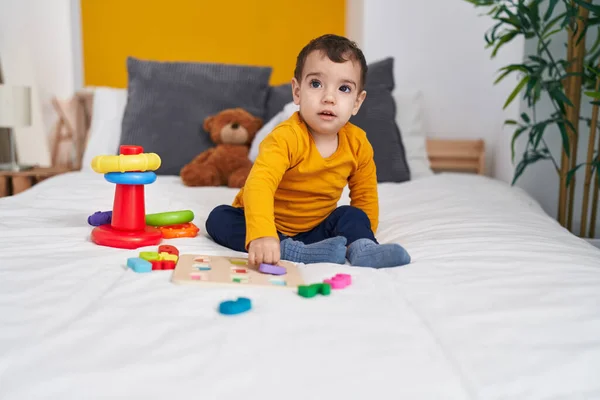 Bedårande Hispanic Pojke Leker Med Matematik Pusselspel Sitter Sängen Sovrummet — Stockfoto
