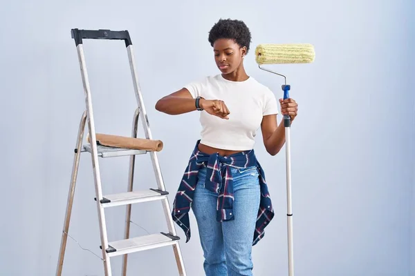 Africano Americano Mulher Segurando Pintor Rolos Verificando Tempo Relógio Pulso — Fotografia de Stock