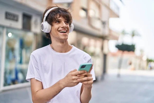 Νέος Ξανθός Άντρας Χαμογελάει Αυτοπεποίθηση Ακούγοντας Μουσική Στο Δρόμο — Φωτογραφία Αρχείου