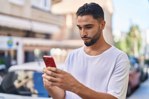 Hombre Árabe Joven Usando Teléfono Inteligente Con Expresión Seria Calle —  Fotos de Stock