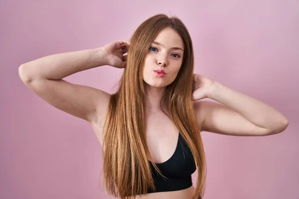 Jonge Blanke Vrouw Draagt Lingerie Roze Achtergrond Kijken Naar Camera — Stockfoto
