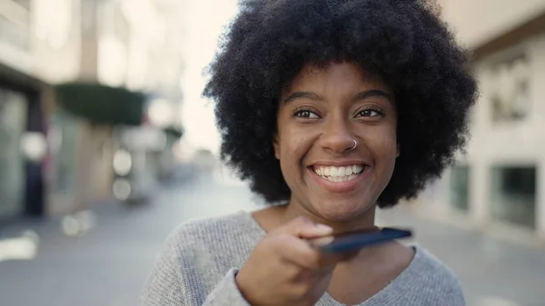 Afroamerikanerin Lächelt Selbstbewusst Und Spricht Auf Der Straße Auf Dem — Stockfoto