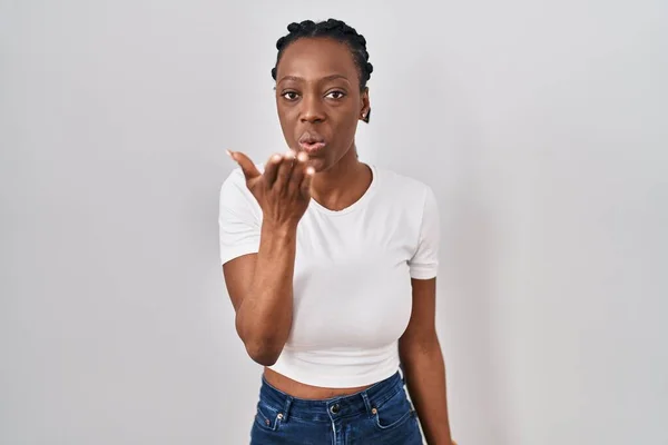 Mooie Zwarte Vrouw Staat Geïsoleerde Achtergrond Kijken Naar Camera Blazen — Stockfoto