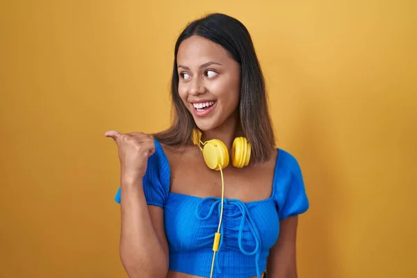 Die Hispanische Junge Frau Die Vor Gelbem Hintergrund Steht Lächelt — Stockfoto