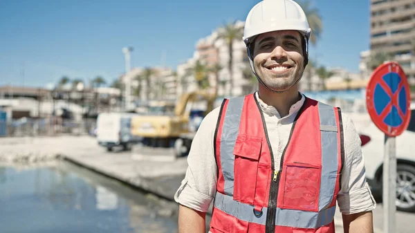 Jonge Spaanse Man Bouwer Glimlachend Zelfverzekerd Staande Straat — Stockfoto