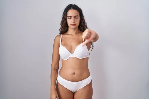 Ung Latinamerikansk Kvinna Klädd Vita Underkläder Ser Olycklig Och Arg — Stockfoto
