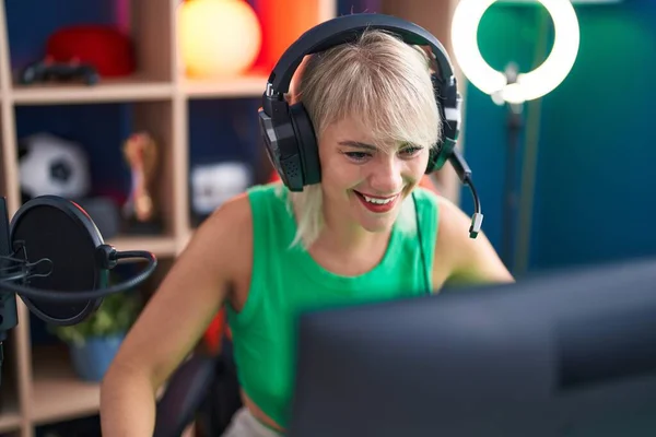 Mladá Blondýnka Žena Streamer Hrát Videohry Pomocí Počítače Herně — Stock fotografie