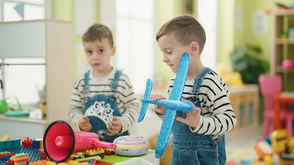 Entzückende Jungen Mit Prinzessinnenkrone Und Flugzeugspielzeug Kindergarten — Stockfoto
