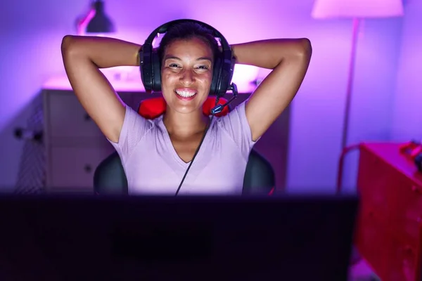 Jovem Bela Mulher Hispânica Streamer Jogando Videogame Relaxado Com Mãos — Fotografia de Stock