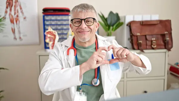 Média Idade Homem Cabelos Grisalhos Médico Sorrindo Fazendo Gesto Coração — Fotografia de Stock