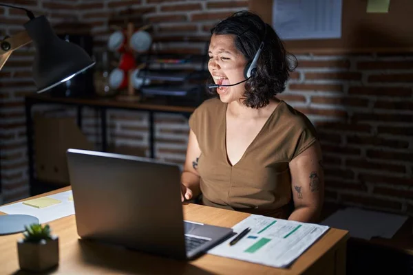 Young Hispanic Woman Working Office Night Angry Mad Screaming Frustrated — Stockfoto