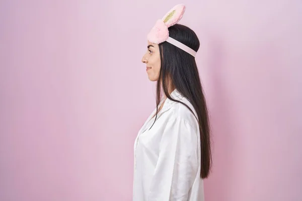 Jovem Morena Usando Máscara Sono Pijama Olhando Para Lado Relaxe — Fotografia de Stock