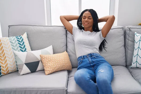Africano Americano Mulher Relaxado Com Mãos Cabeça Sentado Sofá Casa — Fotografia de Stock