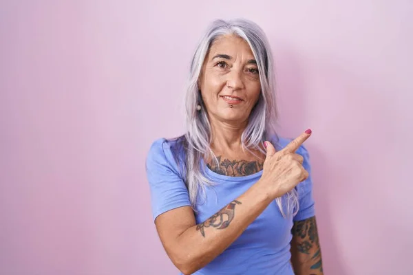Medelålders Kvinna Med Tatueringar Står Över Rosa Bakgrund Glad Med — Stockfoto