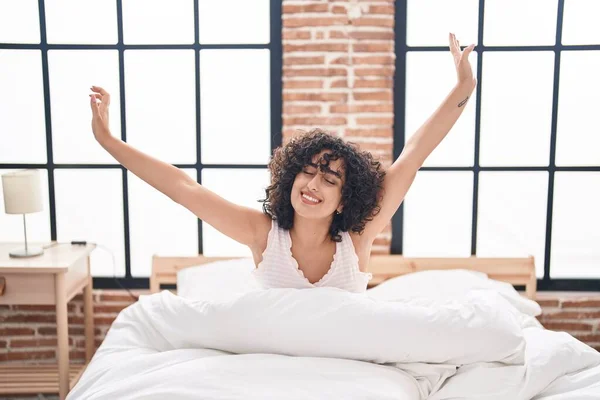 Joven Mujer Oriente Medio Despertando Estirando Los Brazos Dormitorio —  Fotos de Stock