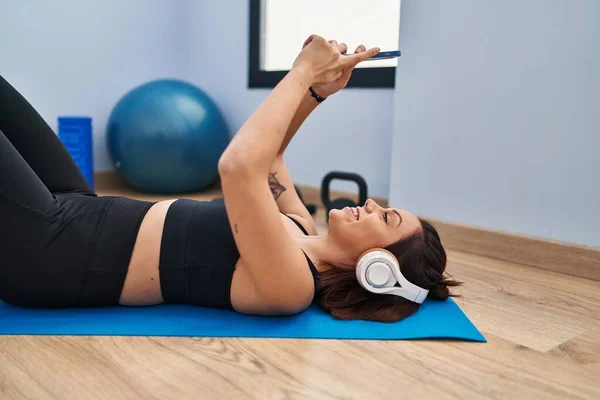 Young Beautiful Hispanic Woman Lying Yoga Mat Listening Music Sport — Stock fotografie