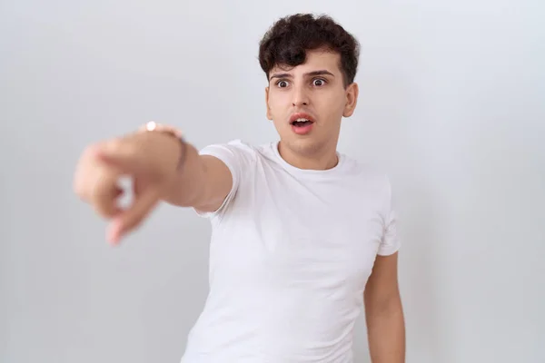 Pemuda Non Biner Mengenakan Kaos Putih Kasual Menunjuk Dengan Jari — Stok Foto