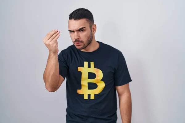 Joven Hombre Hispano Con Camiseta Bitcoin Haciendo Gesto Italiano Con —  Fotos de Stock
