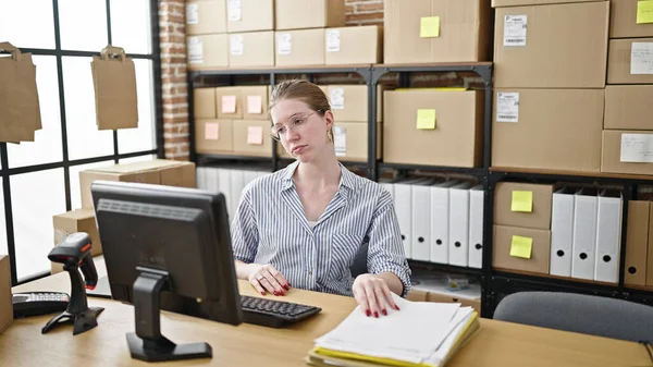 若い金髪女性 Eコマースビジネスワーカー オフィスで働くコンピュータを使用して — ストック写真