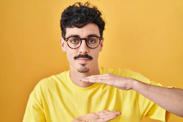 Homem Hispânico Vestindo Óculos Sobre Fundo Amarelo Gesto Com Mãos — Fotografia de Stock