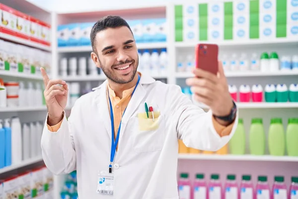 Jovem Hispânico Trabalhando Farmácia Farmácia Farmácia Fazendo Videochamada Com Smartphone — Fotografia de Stock