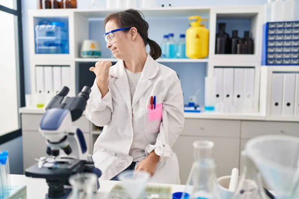 증후군 아메리카 소녀가 얼굴을 손가락을 가리키며 웃으면서 과학자 실험실에서 일하고 — 스톡 사진
