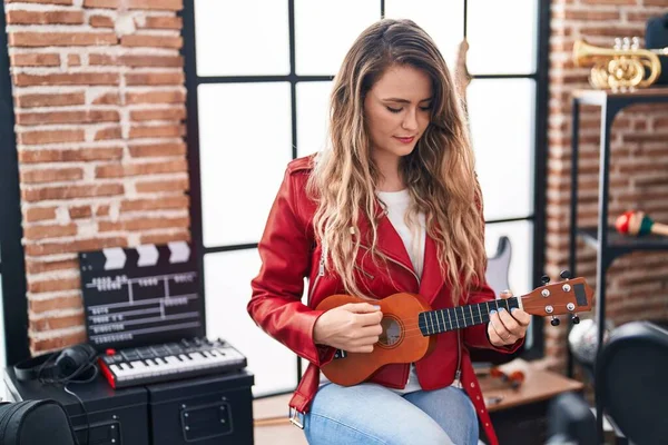 Müzik Stüdyosunda Ukulele Çalan Genç Bir Bayan Müzisyen — Stok fotoğraf