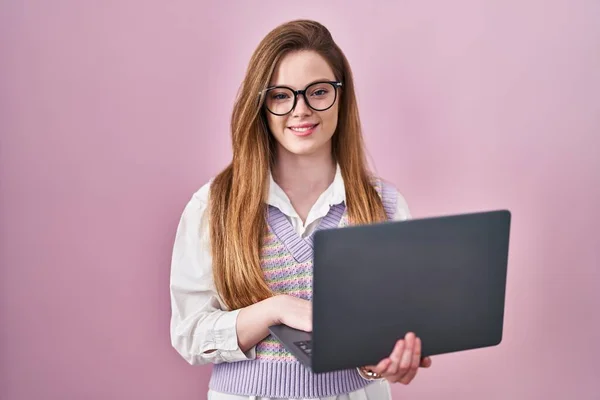 年轻的高加索女人在使用电脑笔记本电脑工作时 脸上带着快乐而冷静的笑容 幸运的人 — 图库照片