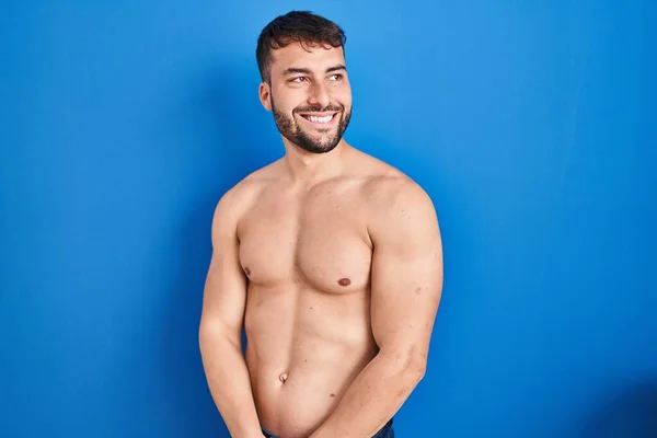 Όμορφος Ισπανός Που Στέκεται Γυμνός Κοιτάζοντας Μακριά Χαμόγελο Στο Πρόσωπο — Φωτογραφία Αρχείου