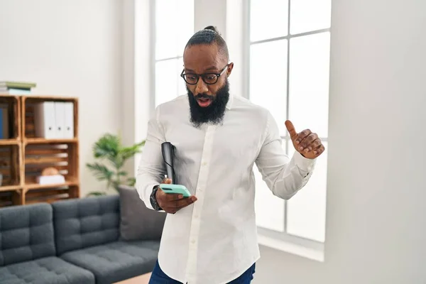 Afroamerikansk Man Som Arbetar Terapikontoret Med Smartphone Rädd Och Förvånad — Stockfoto