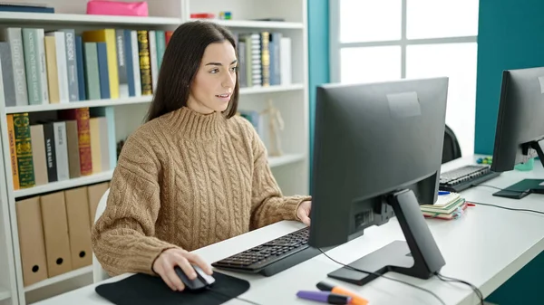 年轻美丽的惊慌失措的女学生在大学教室里用电脑微笑 — 图库照片