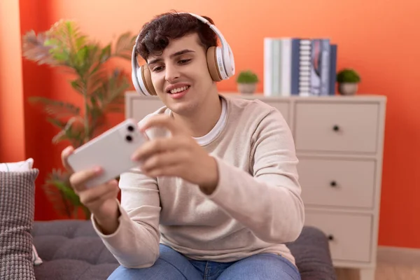 Δυαδικό Άνθρωπος Χαμογελά Αυτοπεποίθηση Παίζοντας Βιντεοπαιχνίδι Στο Σπίτι — Φωτογραφία Αρχείου