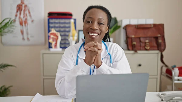 Африканська Жінка Лікар Допомогою Ноутбука Клініці — стокове фото